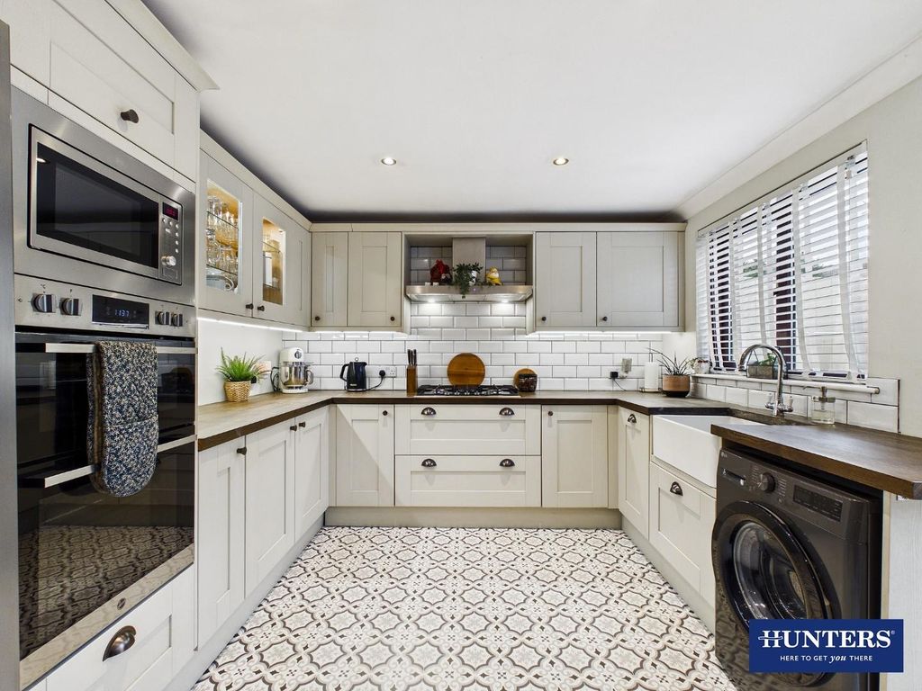 Property photo 3 of 25 Dining Kitchen