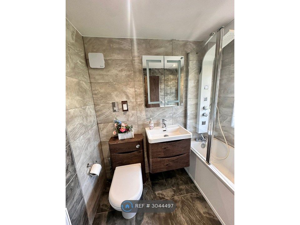 Property photo 2 of 35 Bathroom Shared)