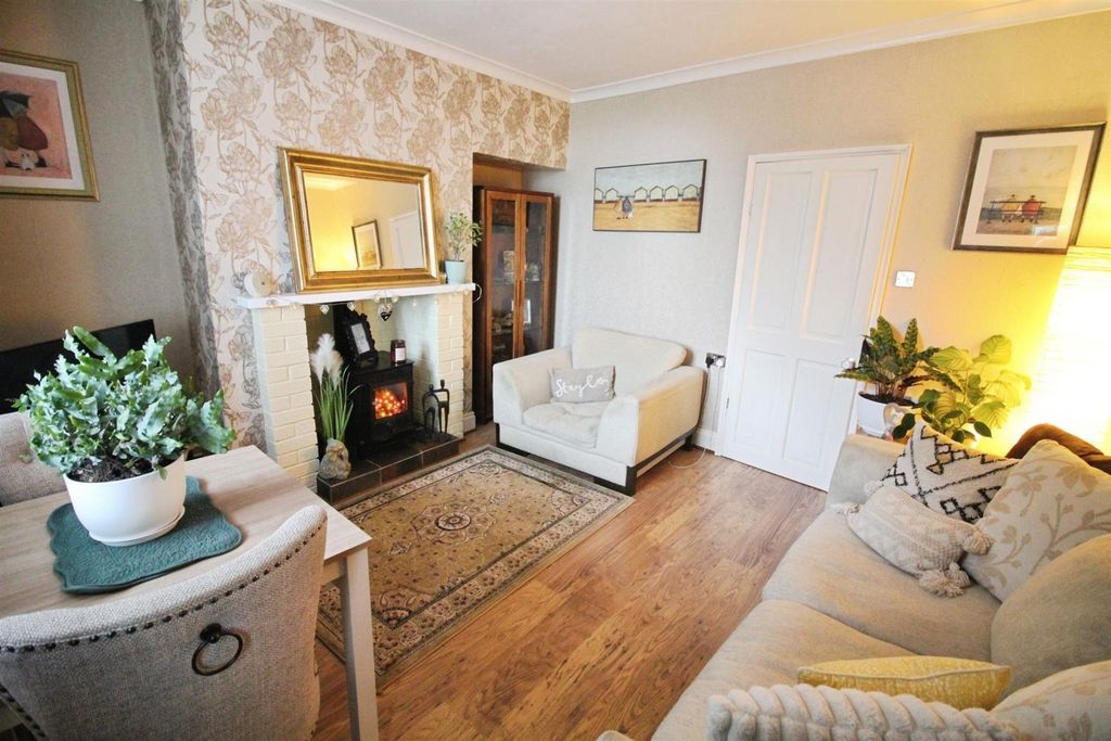 Property photo 2 of 11 Lounge