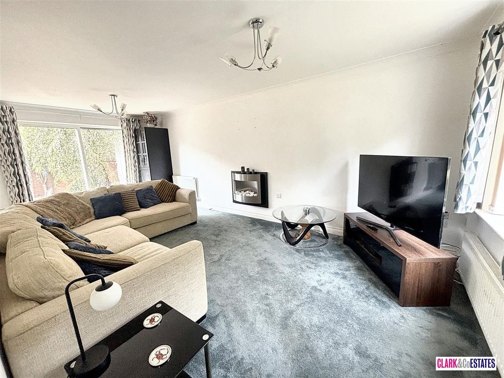 Property photo 2 of 12 Lounge