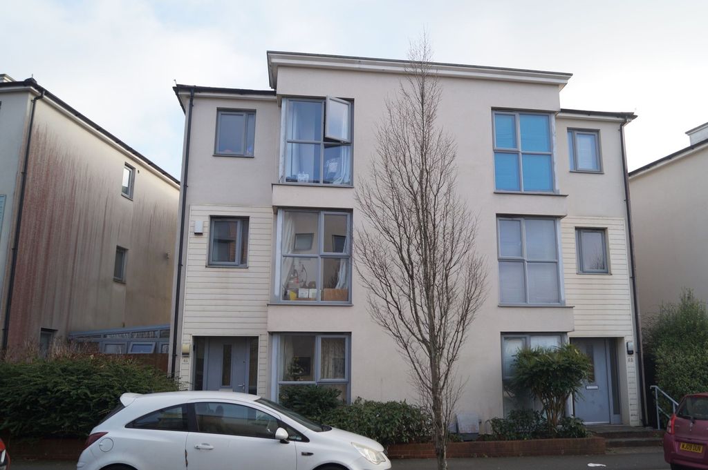 Property photo 2 of 9 Modern Semi-Detached House With Large Windows And ...