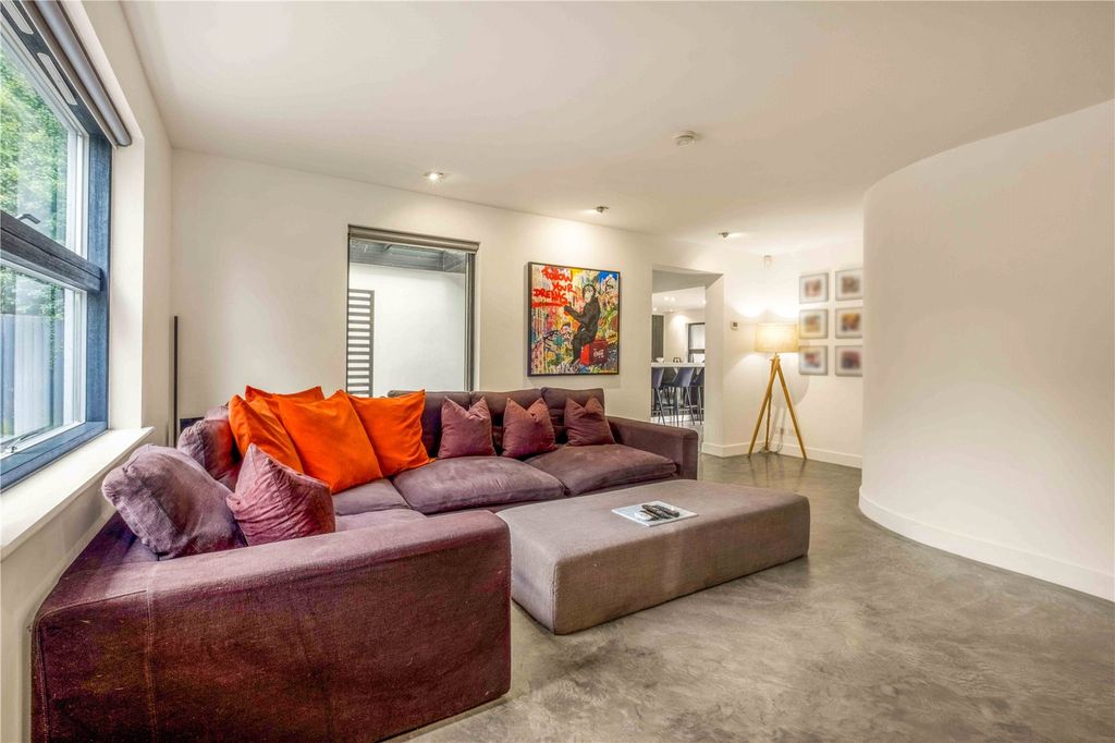 Property photo 3 of 22 Sitting Room