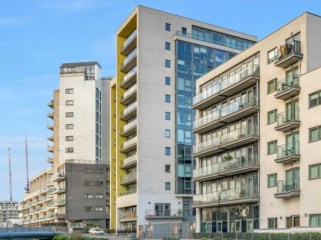 Property photo 1 of 3 Studio Flat To Rent Aqua Vista Square, London E3