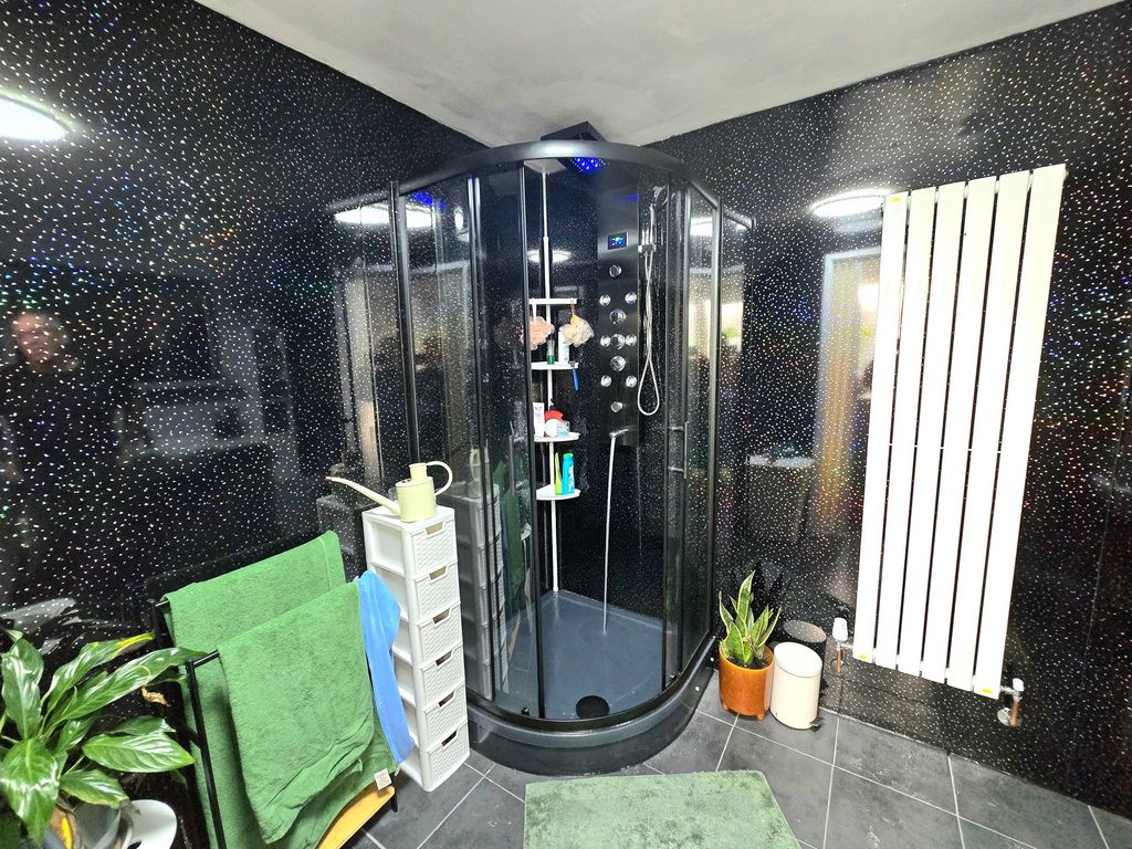 Property photo 2 of 37 Shower Room