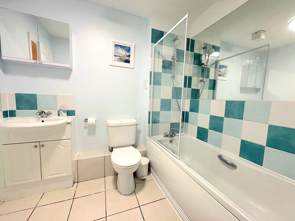Property photo 2 of 11 Bathroom