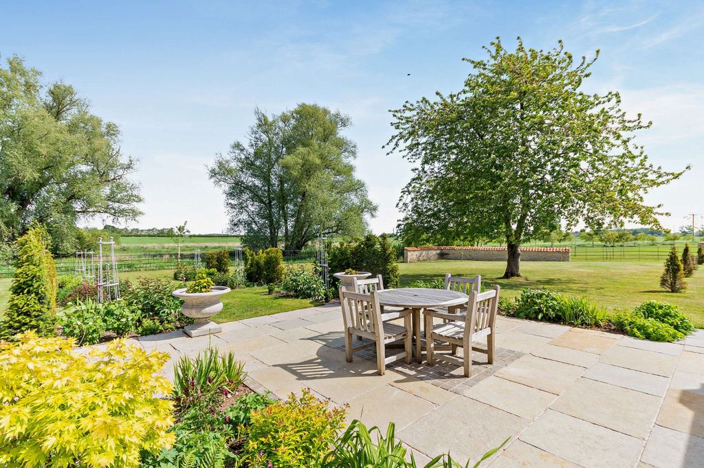 Property photo 3 of 16 Gardens