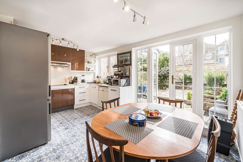 Property photo 2 of 8