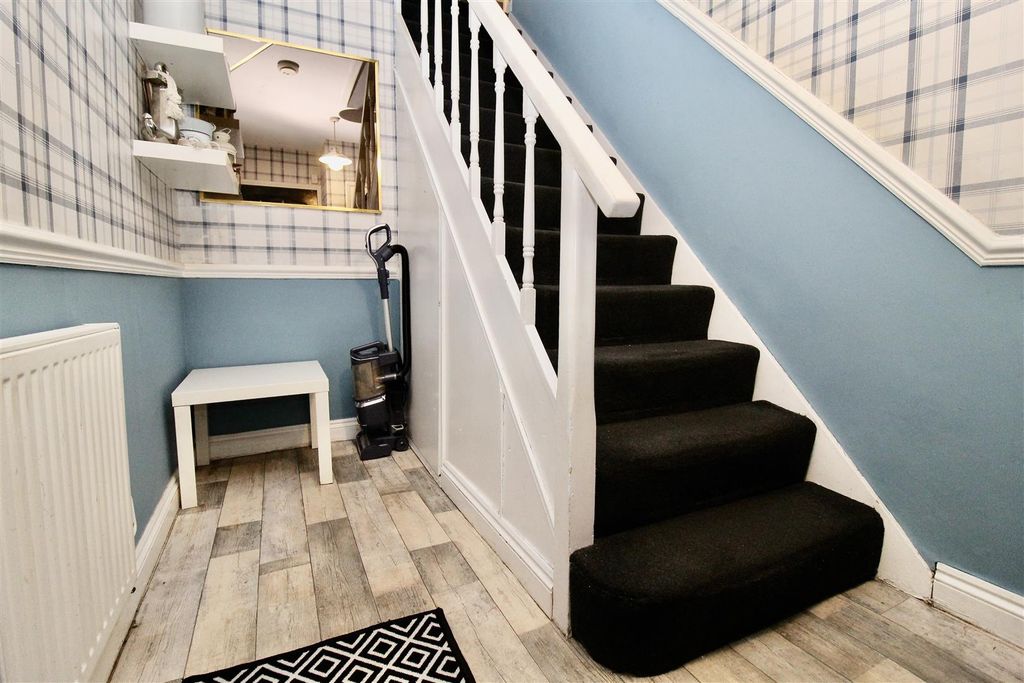 Property photo 2 of 19 Entrance Hallway