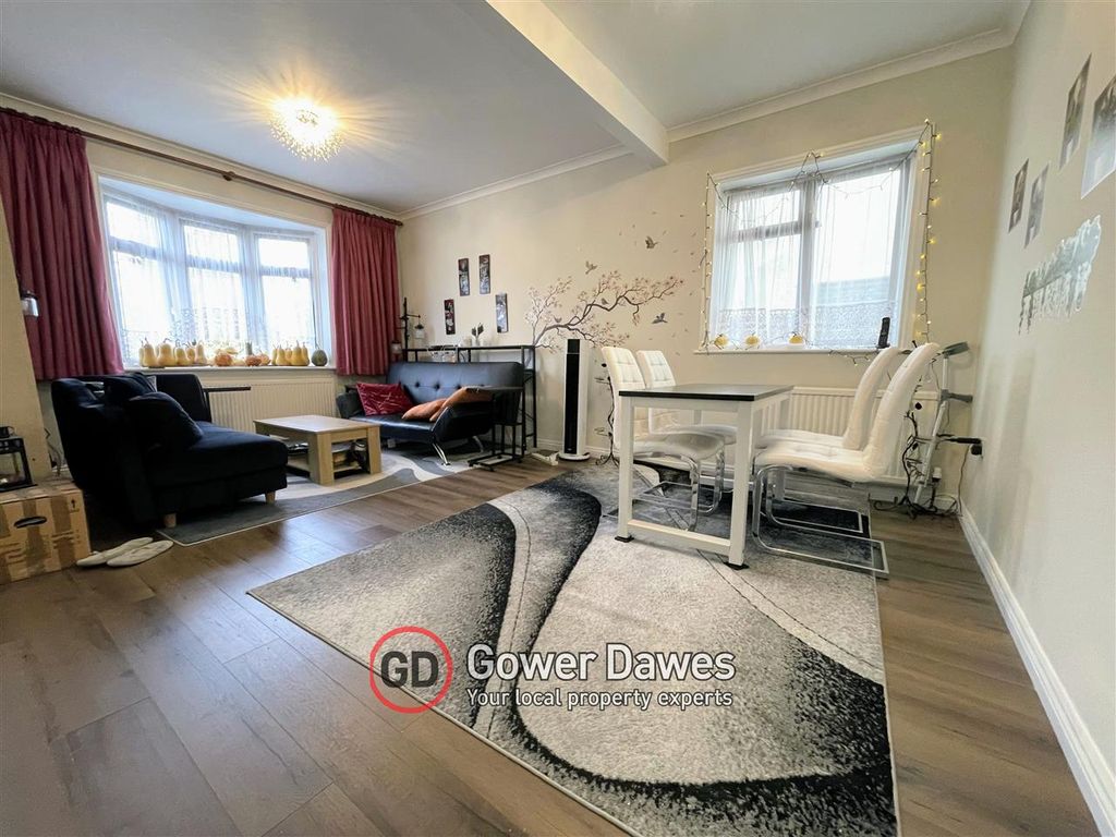 Property photo 2 of 11 Lounge