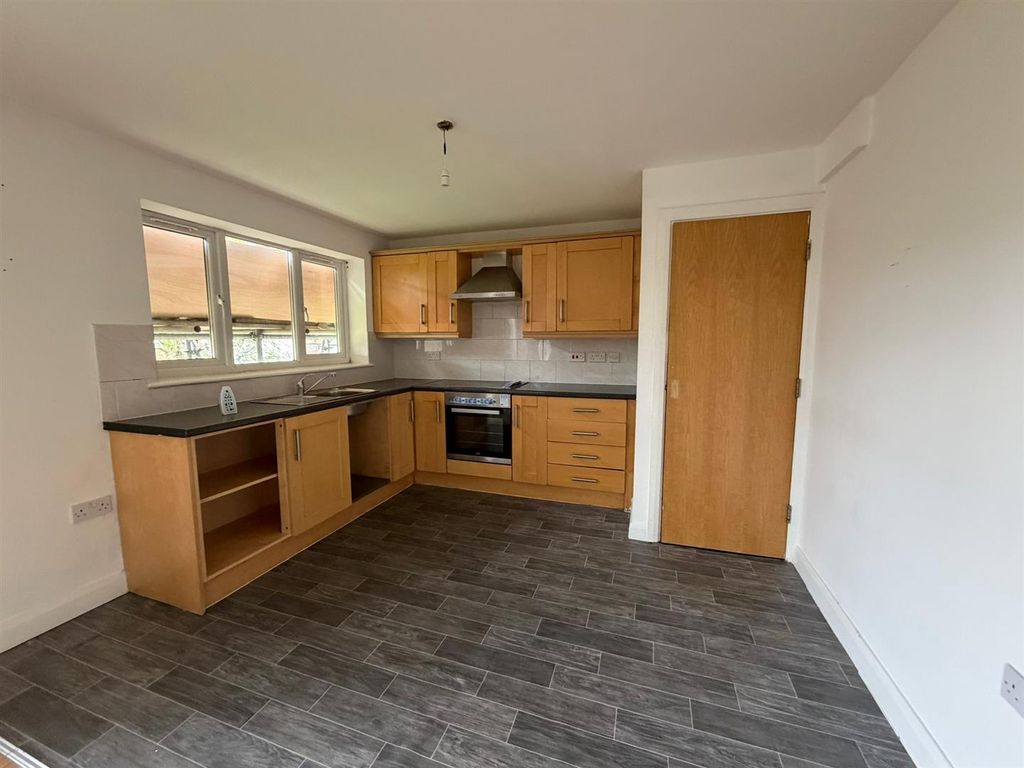 Property photo 3 of 9 Kitchen