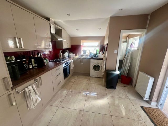 Property photo 1 of 10 Kitchen