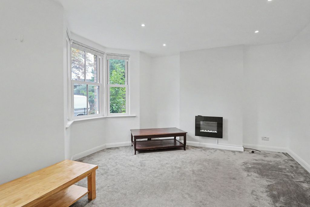Property photo 3 of 19 22 Station Road, Wimborne, Bh21 1Rg