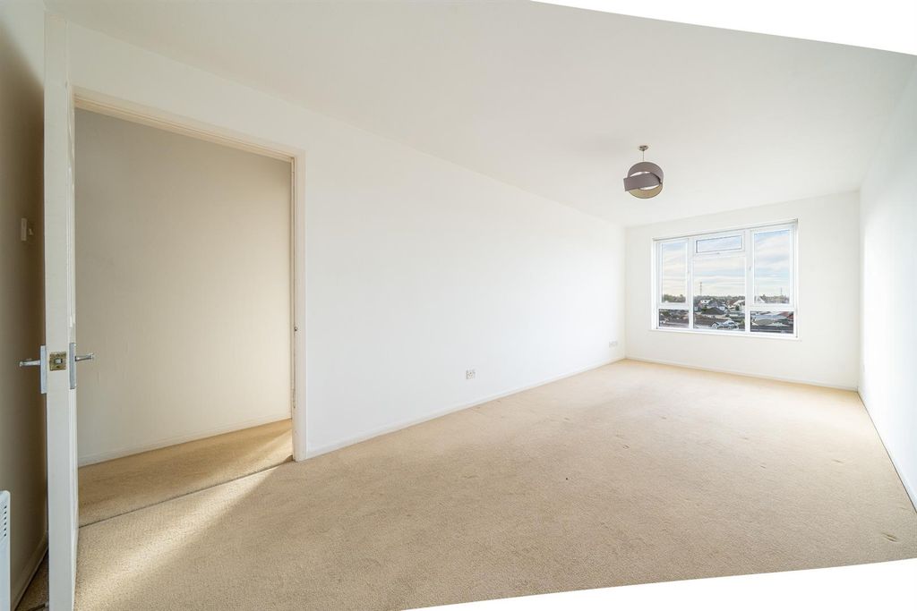 Property photo 3 of 13 Lounge