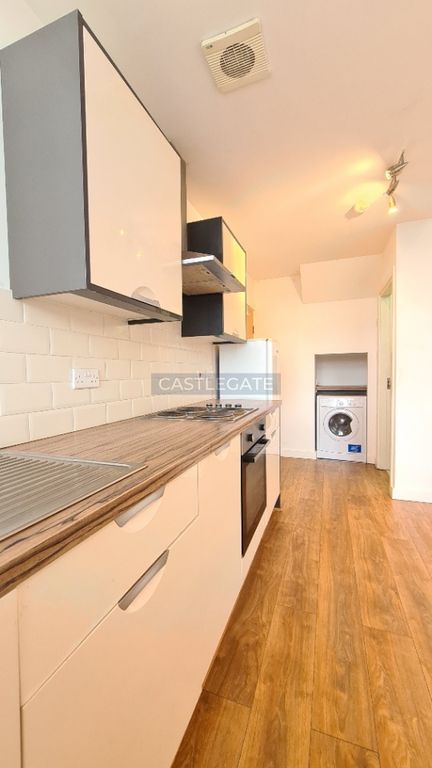 Property photo 2 of 15 Flat 4, 84 Fitzwilliam Street, Huddersfield, West Yorkshire, HD1 5Bb