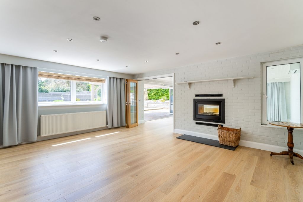 Property photo 2 of 19 London Road