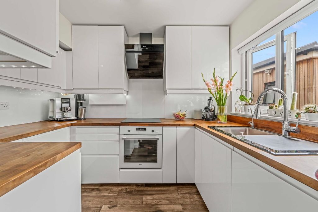 Property photo 2 of 26 37 Spinney Drive Tw14 8Pl-16.Jpg