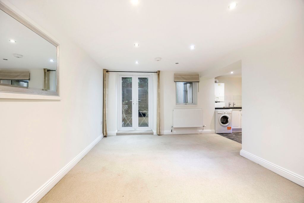 Property photo 2 of 6 Gloucester Place-03