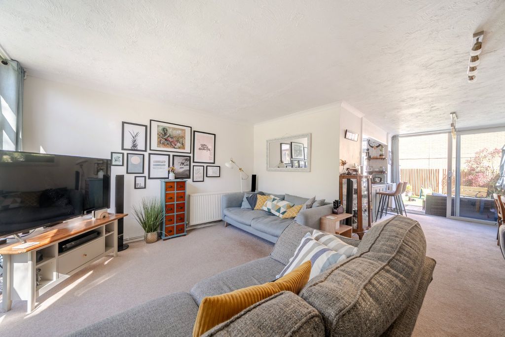 Property photo 3 of 19 Living Room