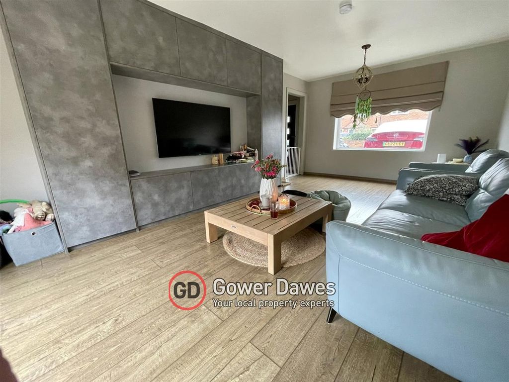 Property photo 3 of 13 Lounge