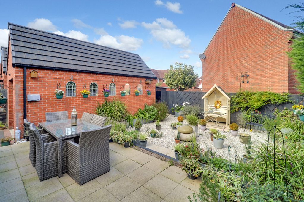 Property photo 2 of 16 Garden