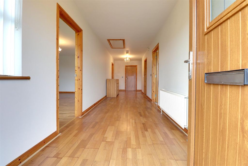Property photo 2 of 16 Entrance Hall