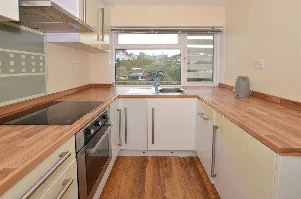 Property photo 2 of 10 9 Brimlands - Kitchen 1.Jpg