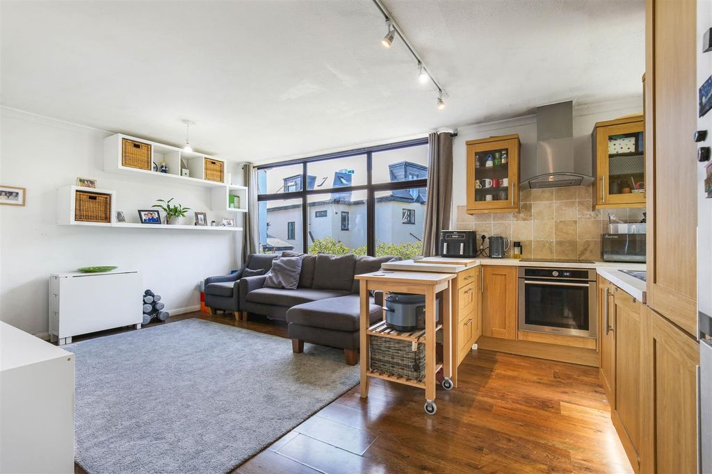Property photo 2 of 20 1729436580 - 4 Great Elms, Kt17 - 14.Jpg
