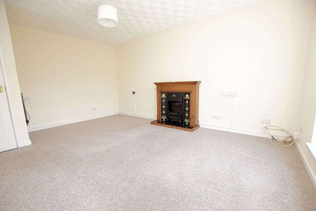 Property photo 2 of 16 Lounge