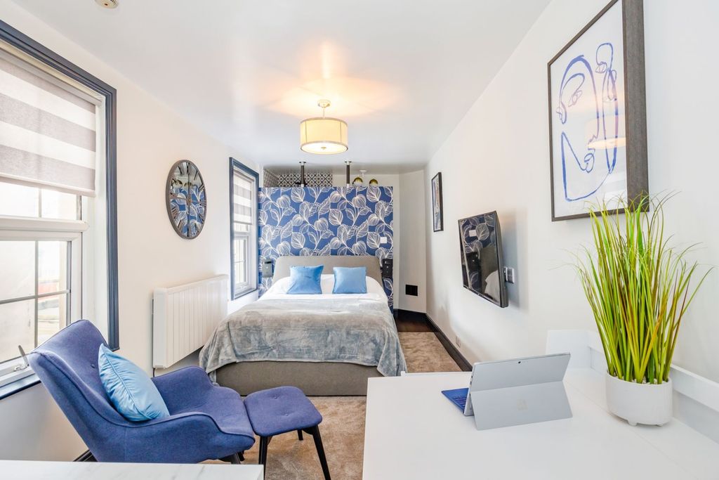 Property photo 1 of 12 Studio