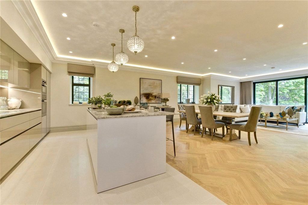 Property photo 3 of 10 Kitchen