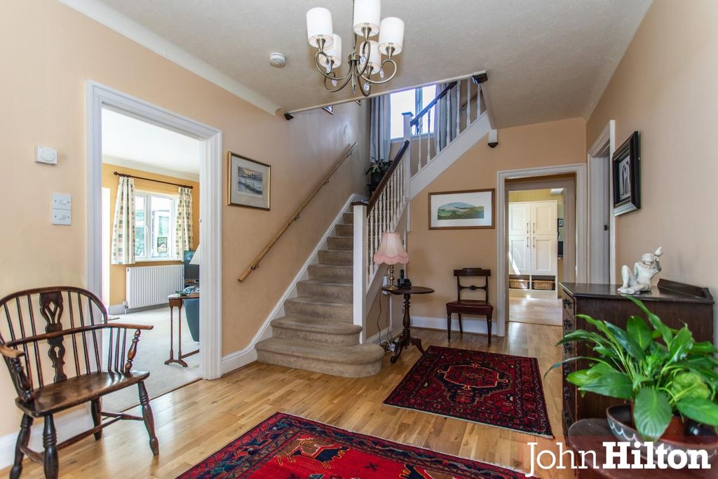 Property photo 2 of 27 Bazehill Road11.Jpg