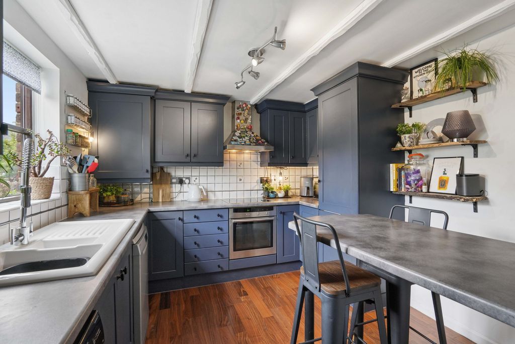 Property photo 3 of 19 Kitchen