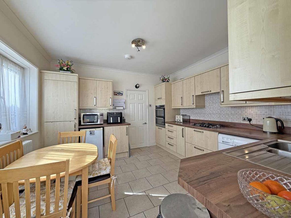 Property photo 3 of 17 Old Woodlands Road 25 - Kitchen Dining Room Front.