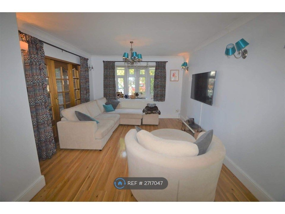 Property photo 3 of 18 Lounge