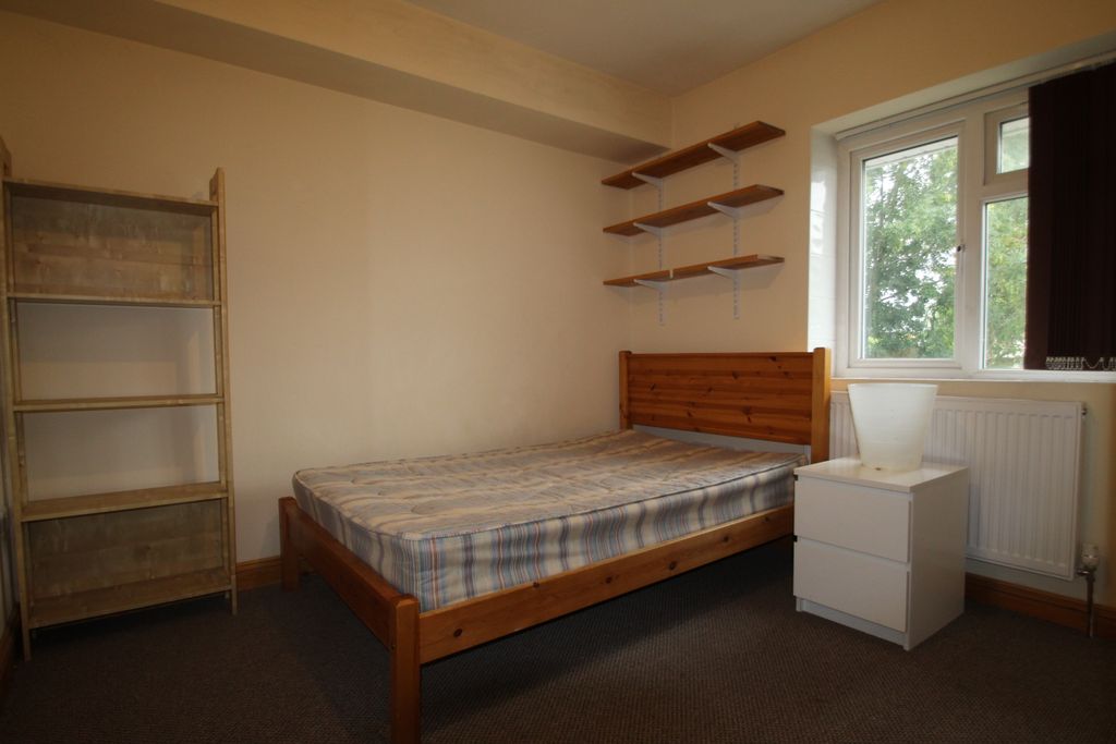 Property photo 2 of 5 Bedroom