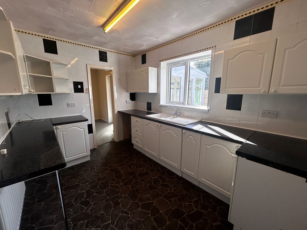 Property photo 3 of 11 Kitchen