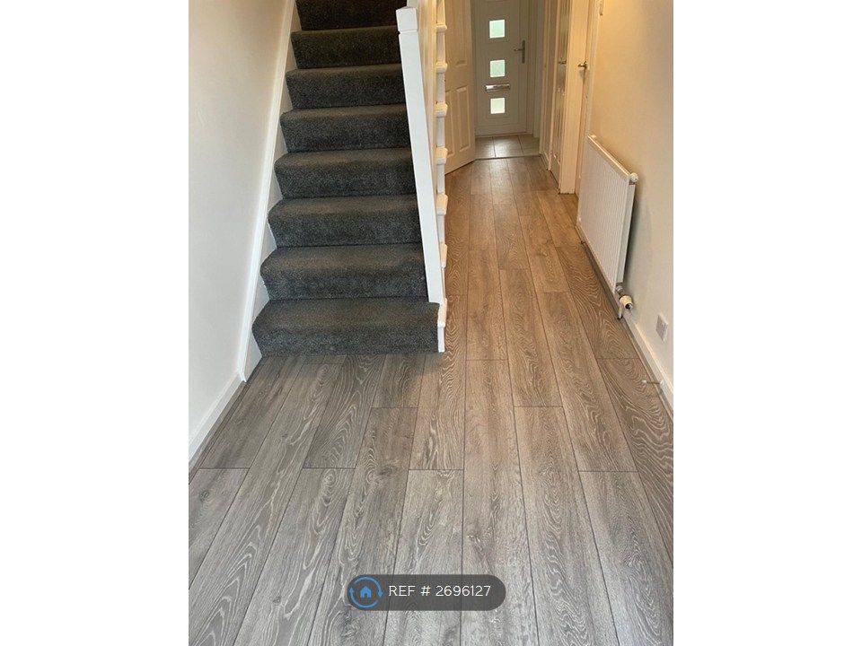 Property photo 2 of 9 Hallway