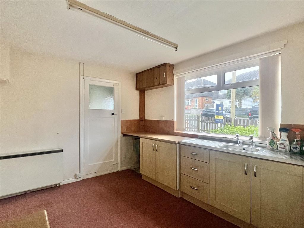 Property photo 3 of 17 Kitchen/Diner