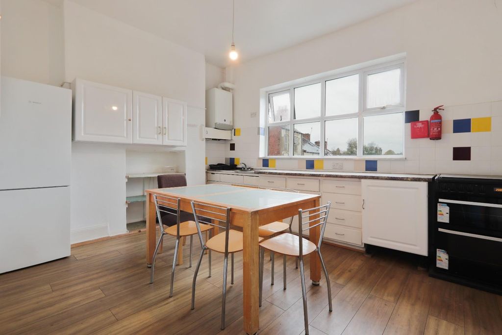 Property photo 3 of 28 Kitchen