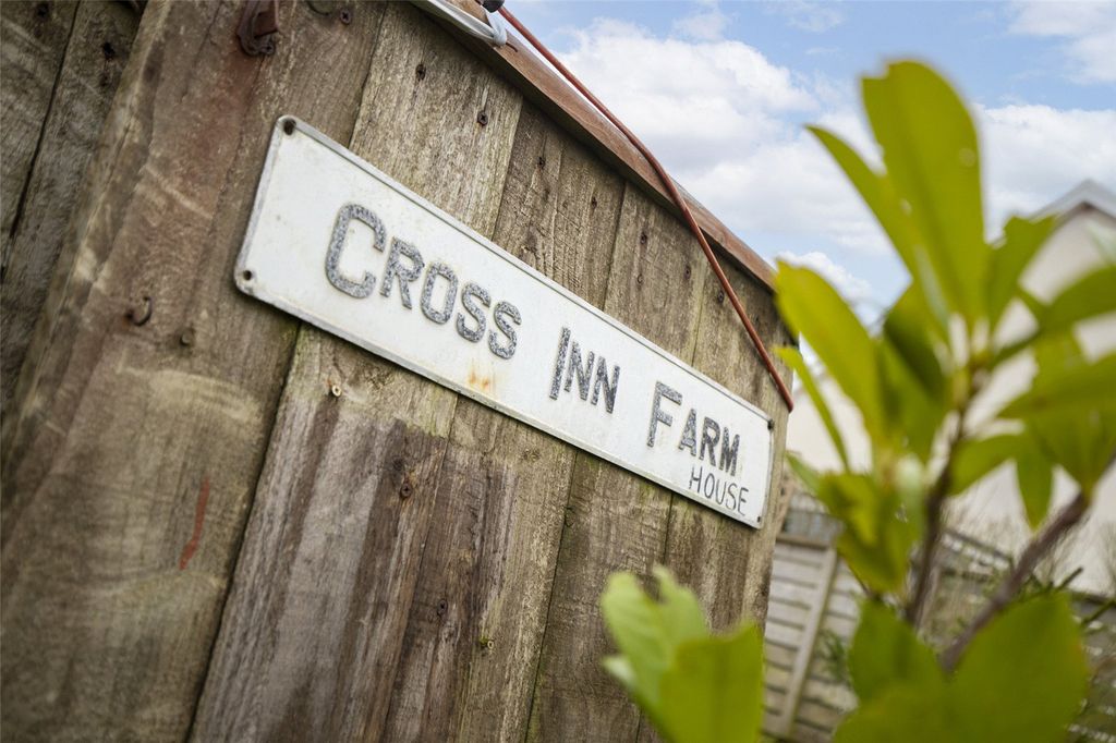 Property photo 2 of 27 Cross Inn Farm