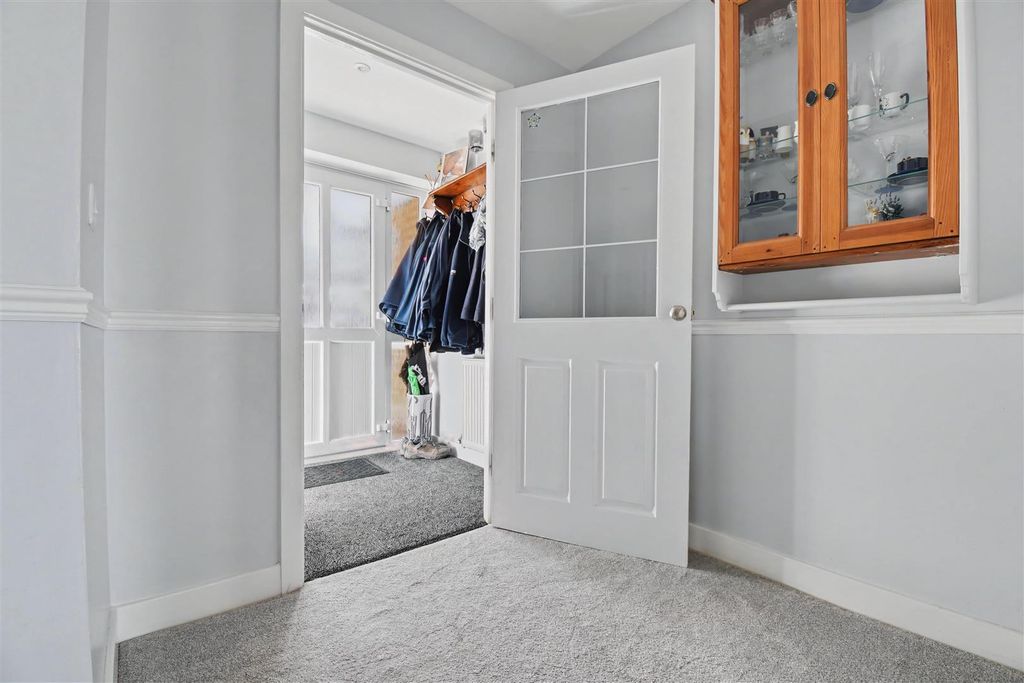 Property photo 3 of 21 Entrance Hallway