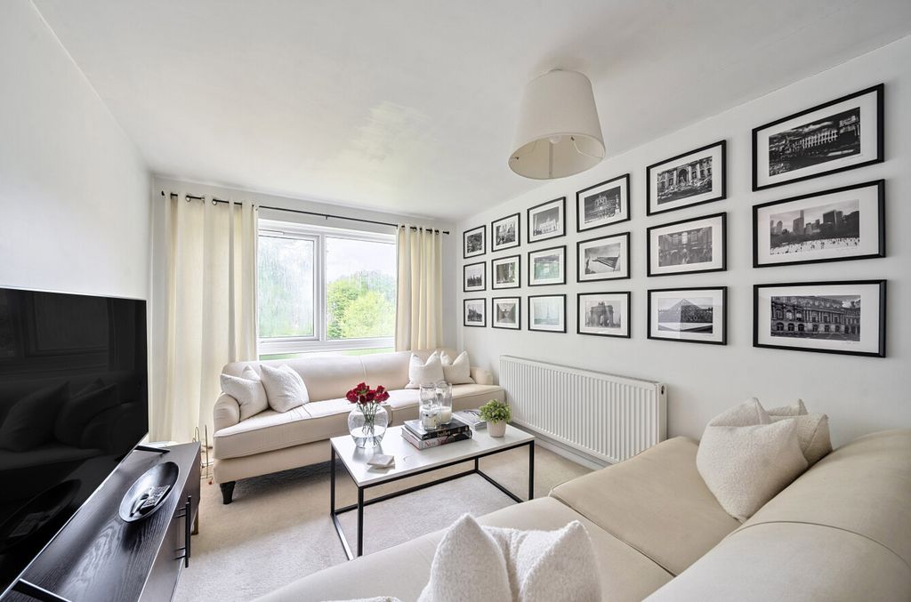 Property photo 1 of 13 1301570-13-683869...
