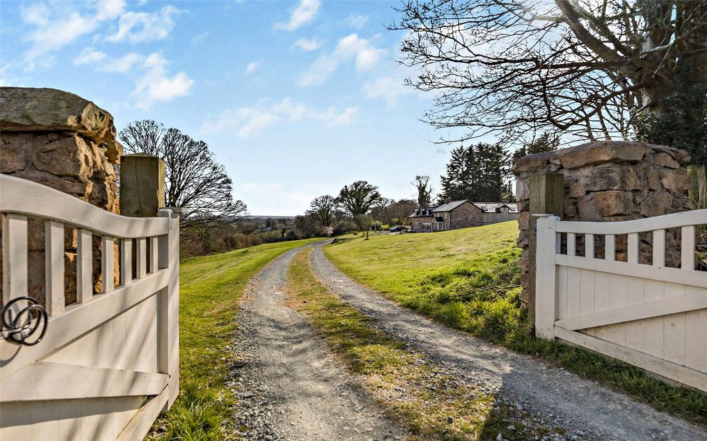 Property photo 3 of 25 Driveway