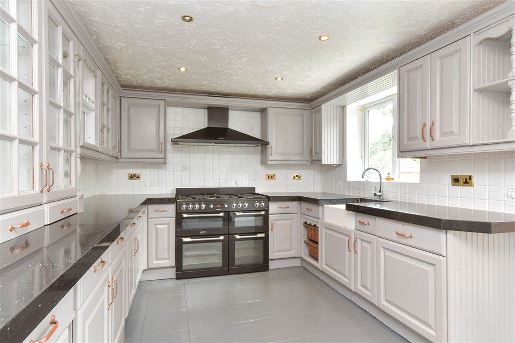 Property photo 2 of 19 Kitchen