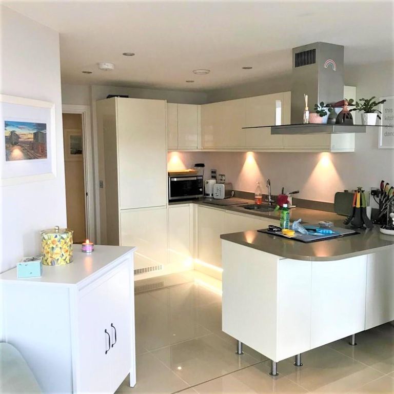 Property photo 3 of 12 Kitchen