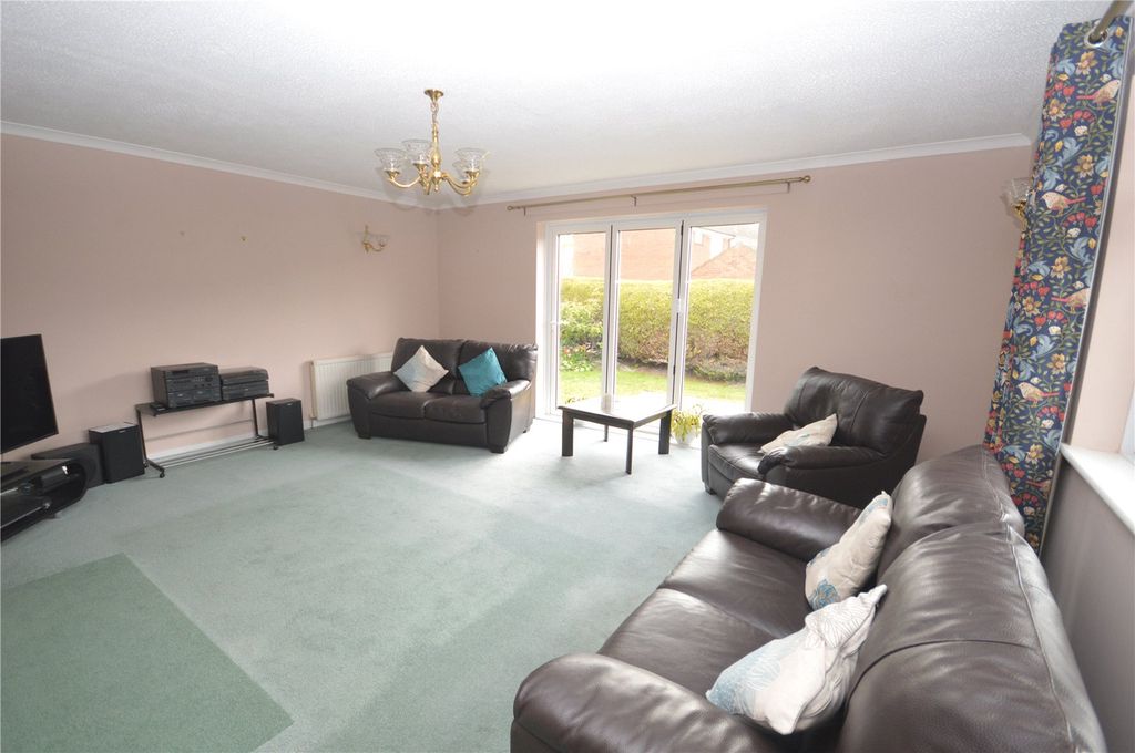 Property photo 3 of 18 Living Room