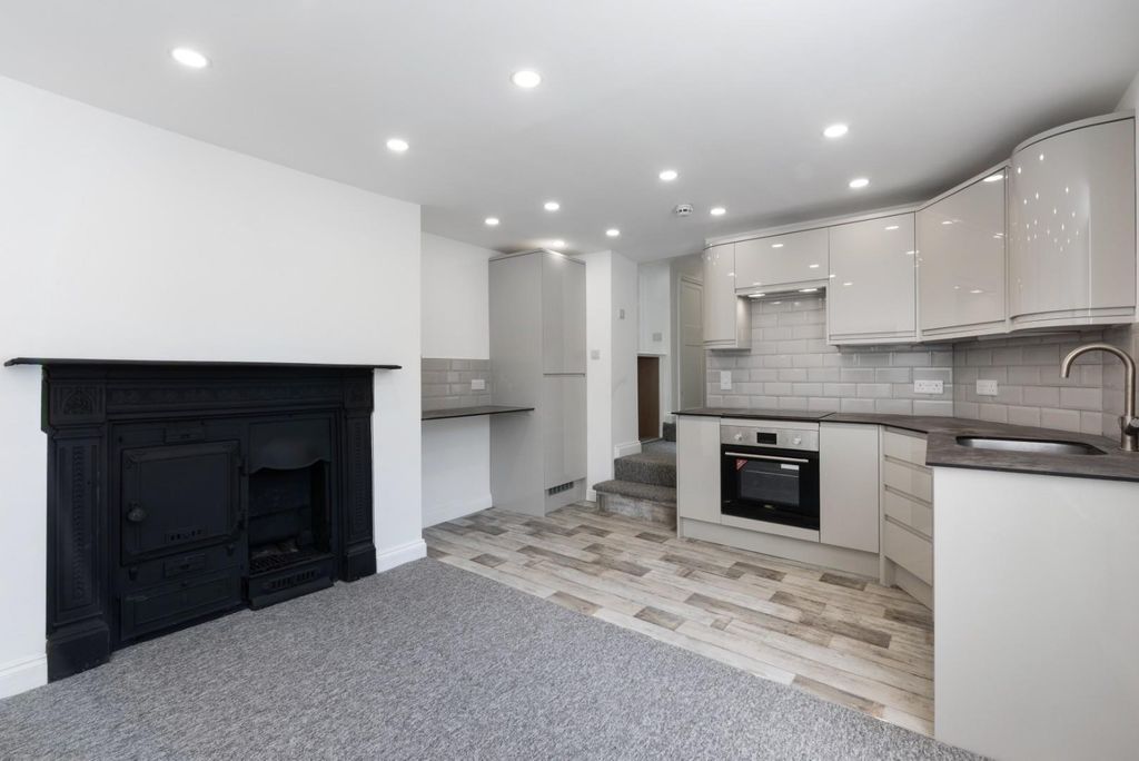 Property photo 2 of 16 Flat 5, 1 Lower East Hayes Bath, Ba1 6An-5.Jpg