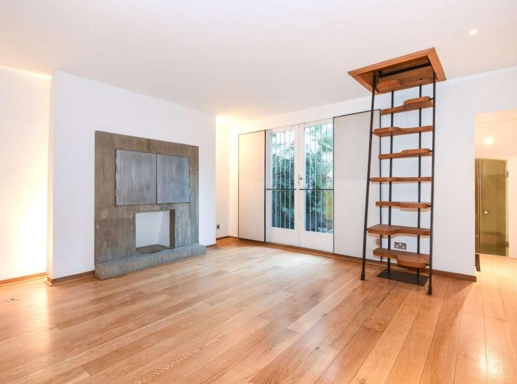 Property photo 3 of 22 Lounge