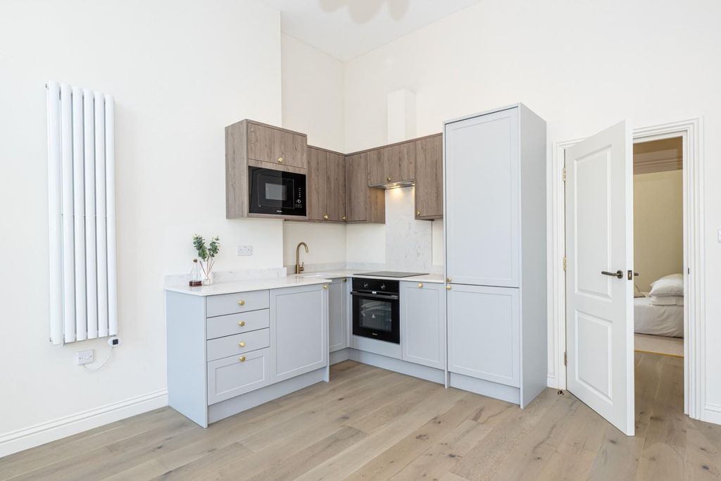 Property photo 2 of 9 Kilburn High Road 183A-006 Lr.Jpg