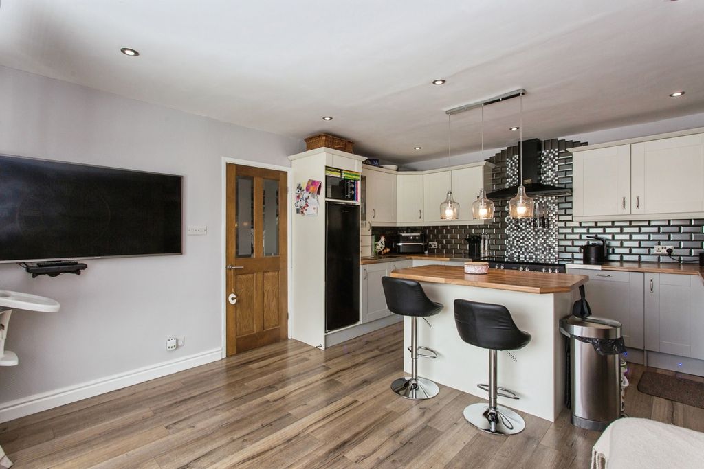 Property photo 3 of 19 Kitchen Diner